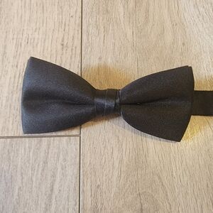 Black adjustable bow tie